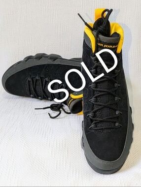 Jordan Men's Black and Yellow Sneakers